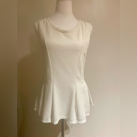 White Sleeveless Lightweight Peplum Top With Textured Fabric - Women’s  Large - Picture 1 of 8